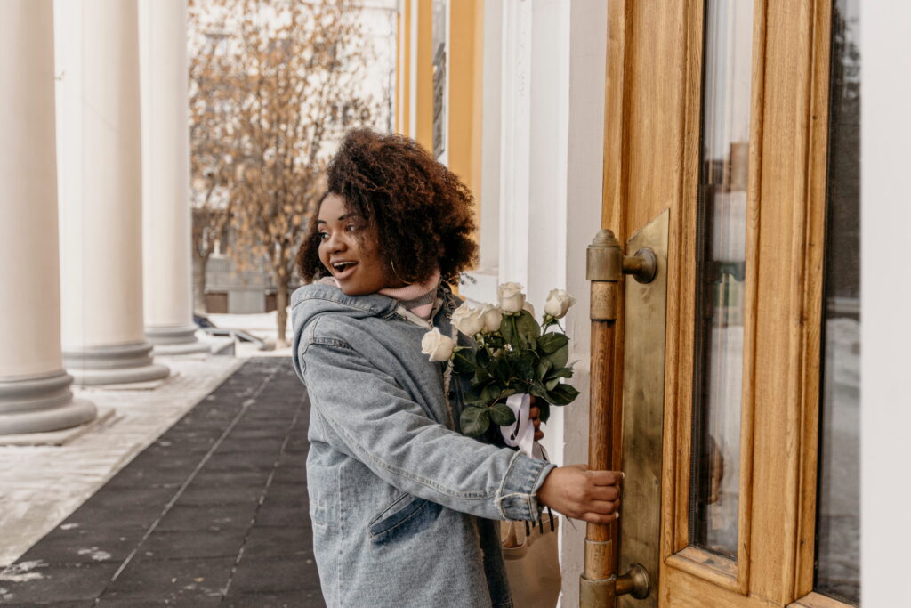 medium-shot-woman-with-bouquet (1)